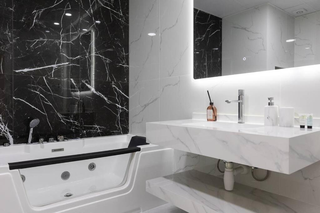 Stylish 3bdr In Rimal 2 Jbr * Дубай