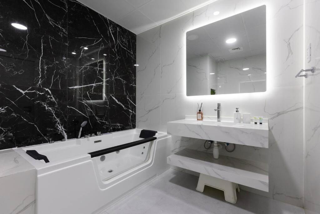 Stylish 3bdr In Rimal 2 Jbr Дубай