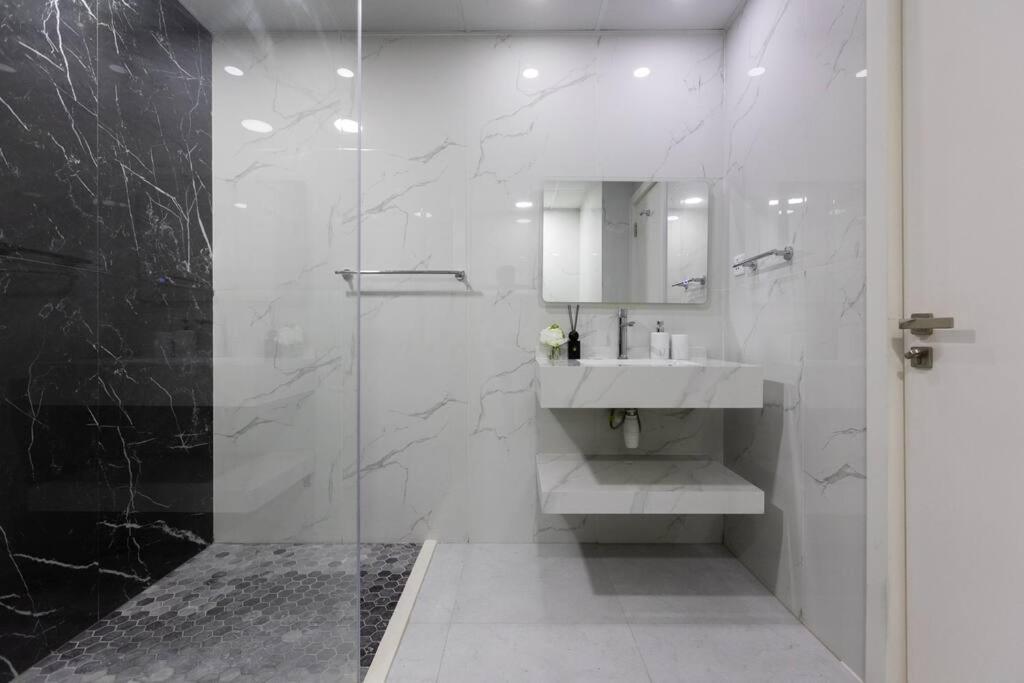 Stylish 3bdr In Rimal 2 Jbr Дубай